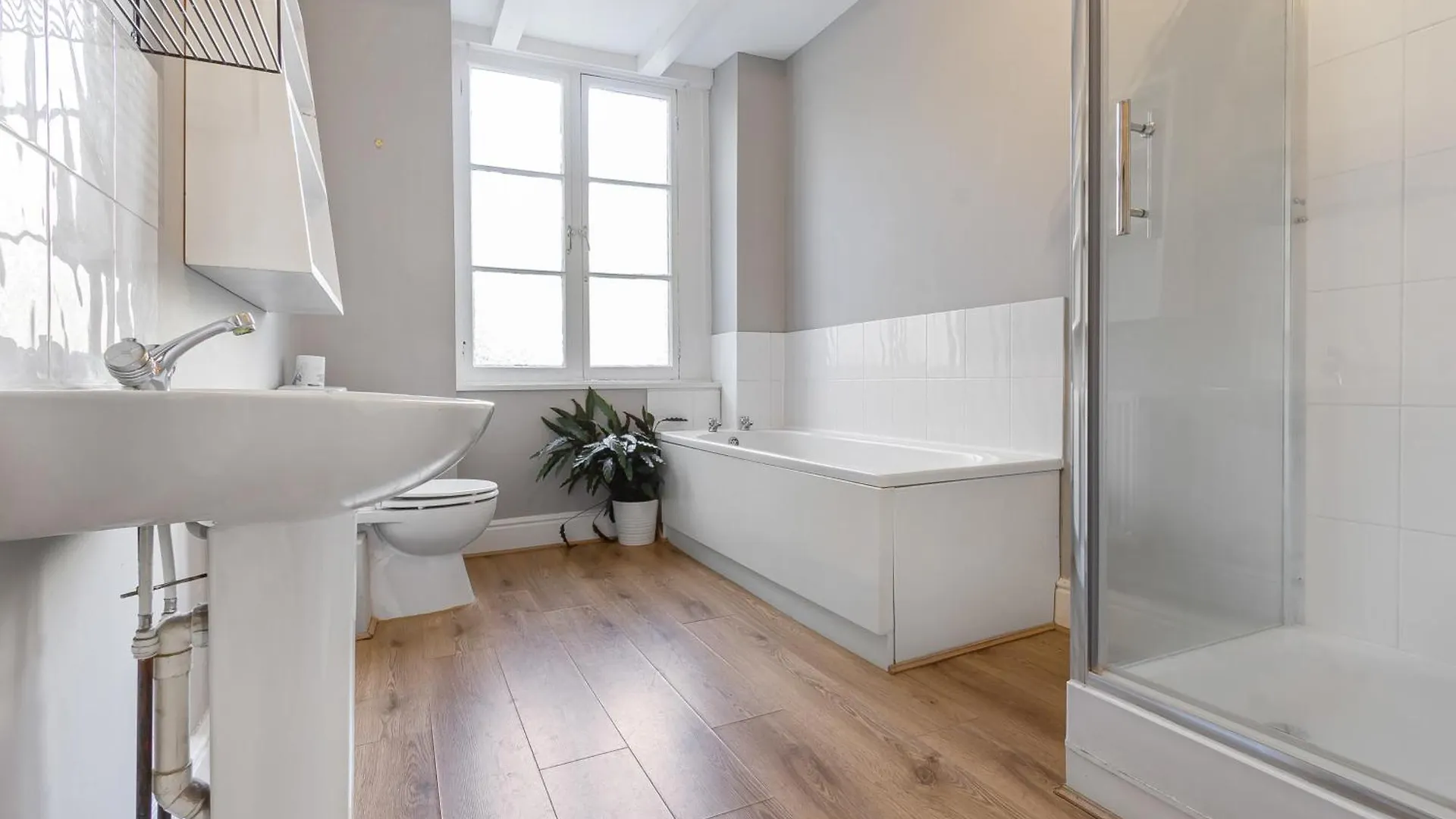The Ritz 2 Bedroom Serviced Apartment By Altoluxoexperience Short Lets & Serviced Accommodation With Free Wifi Bristol 0*,  United Kingdom
