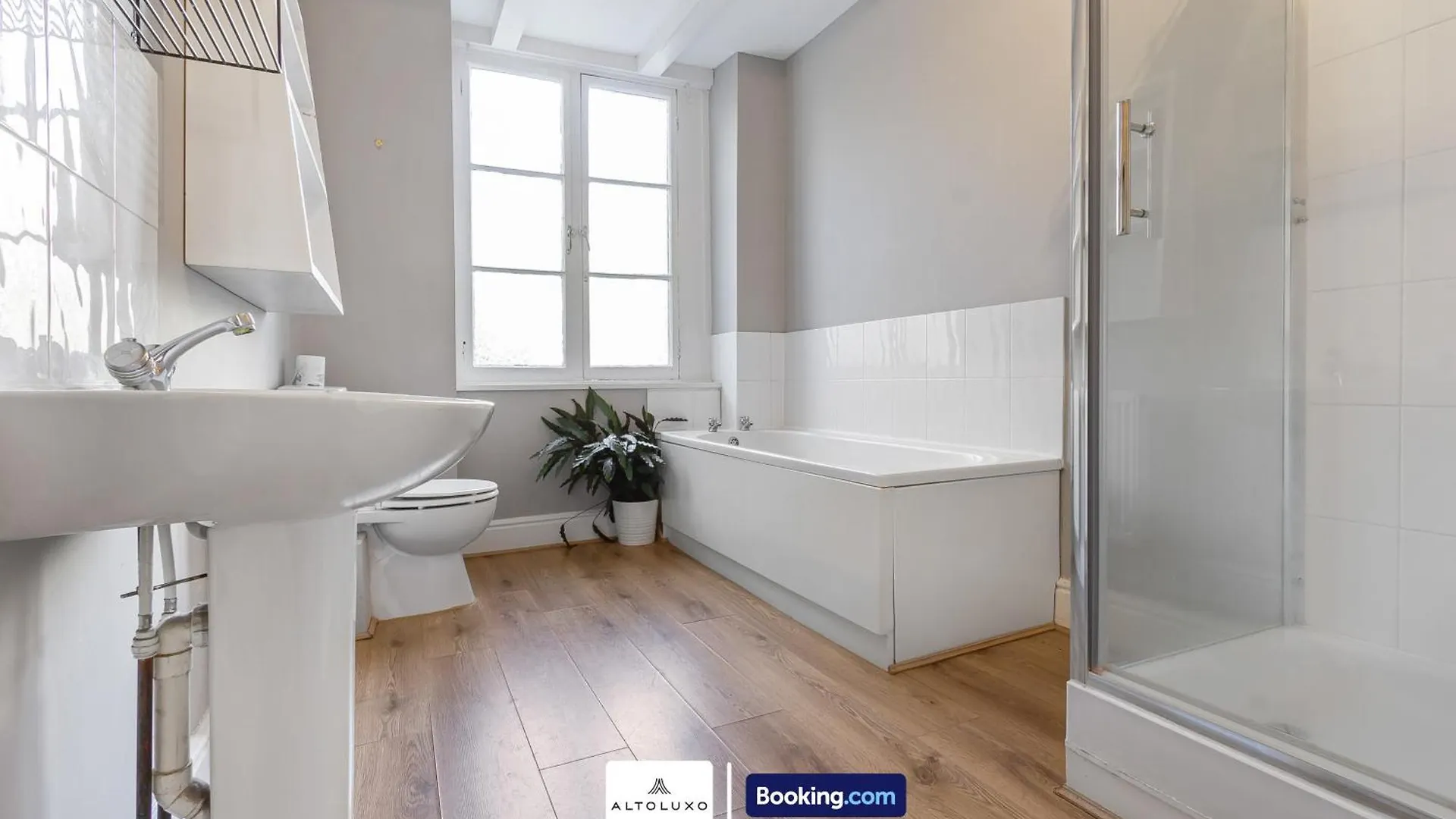 The Ritz 2 Bedroom Serviced Apartment By Altoluxoexperience Short Lets & Serviced Accommodation With Free Wifi Bristol United Kingdom
